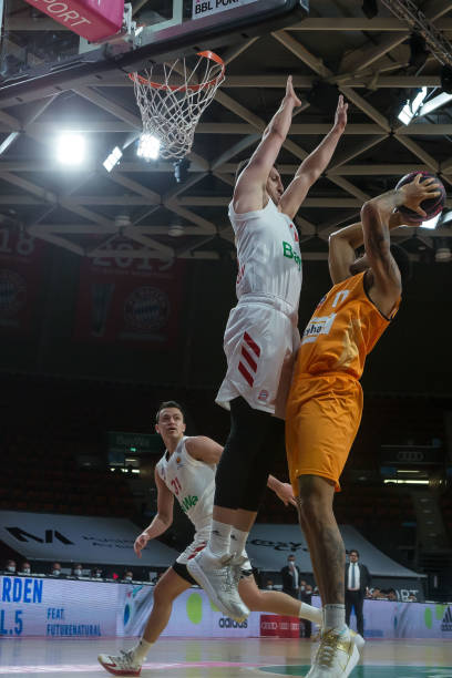 武磊的梅开 武磊的梅开